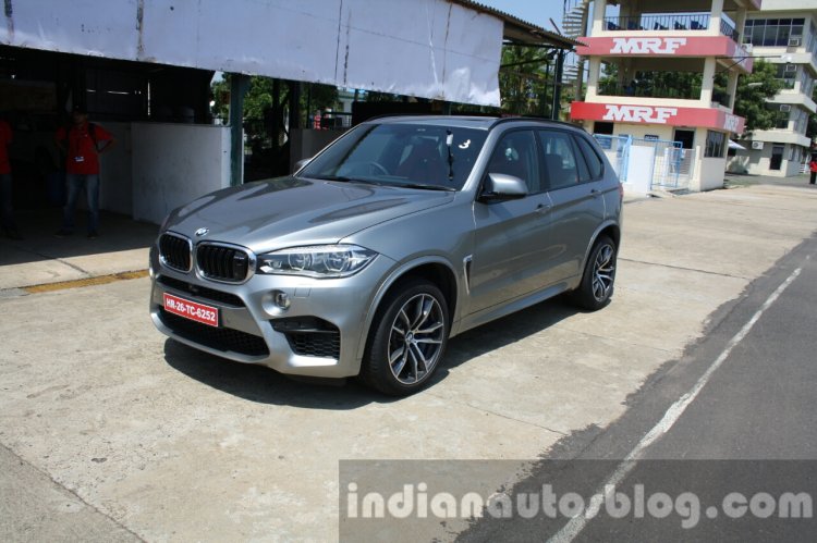 2015 BMW X5 M front three quarter far first drive review