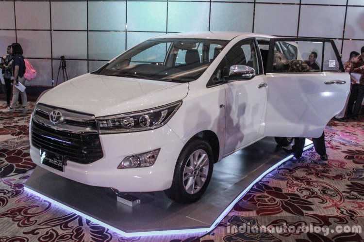 2016 Toyota Innova white front quarter left world premiere photos