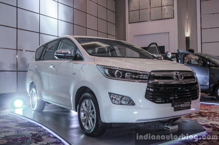 2016 Toyota Innova white front quarter right world premiere photos