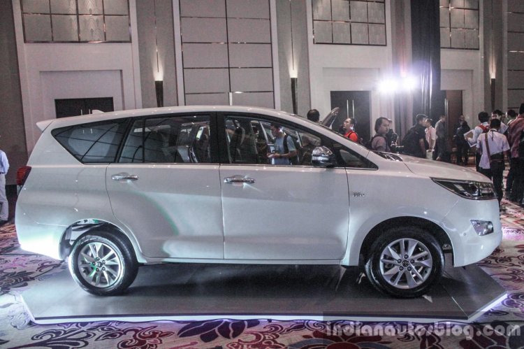 2016 Toyota Innova white right side world premiere photos