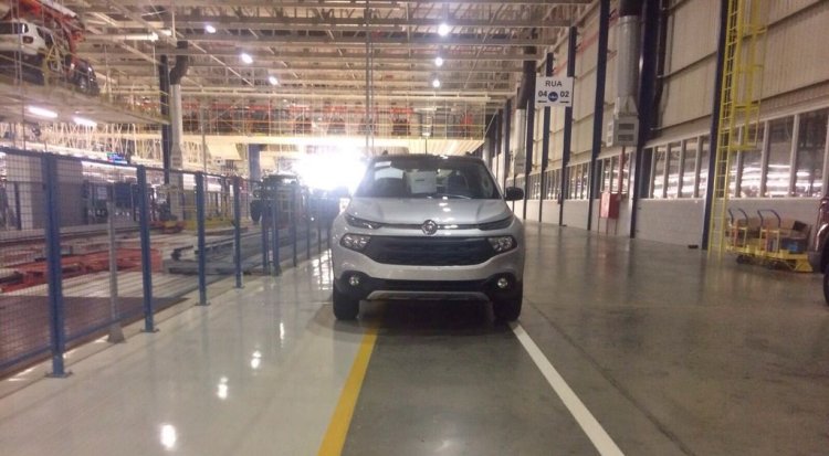 Fiat Toro front caught undisguised at plant in Pernambuco