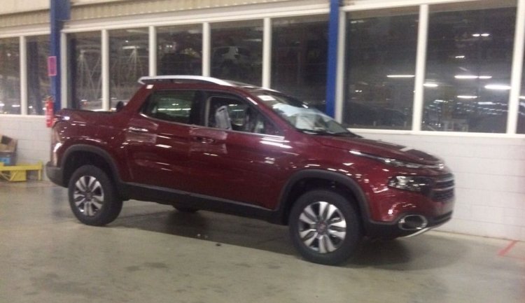 Fiat Toro front three quarter caught undisguised at plant in Pernambuco