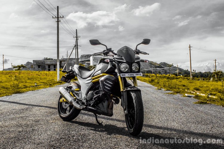 Mahindra Mojo black front quarter right review