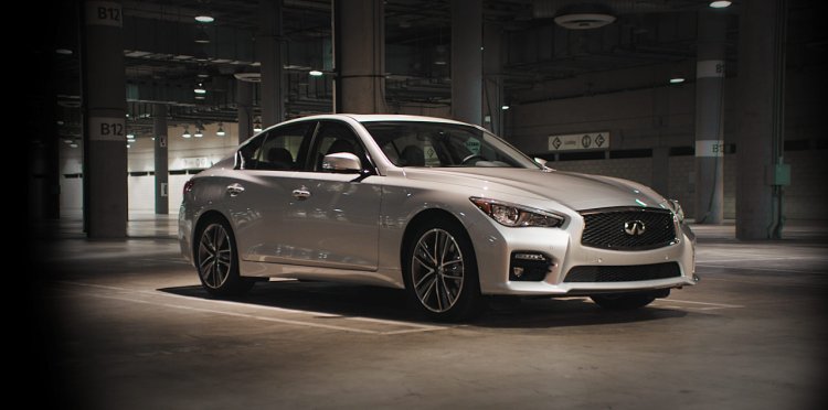 2015 Infiniti Q50 front three quarters right