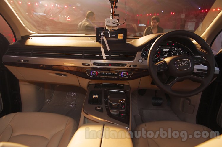 2016 Audi Q7 dashboard view launched in India