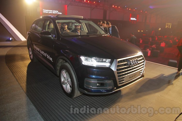 2016 Audi Q7 front three quarter (1) launched in India