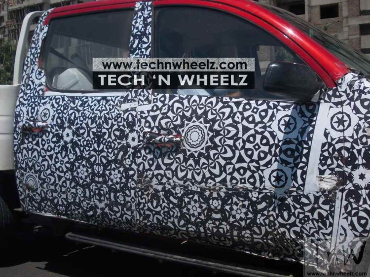 2016 Mahindra Genio (facelift) spied side