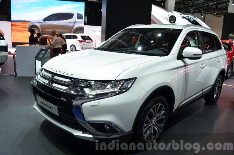 2016 Mitsubishi Outlander front three quarters at 2015 Frankfurt Motor Show
