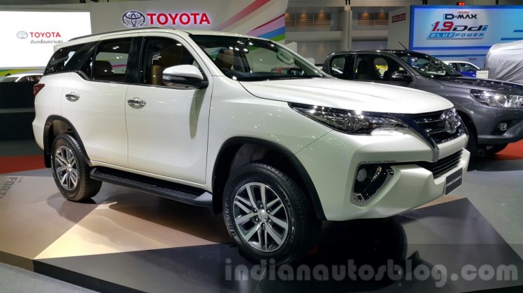 2016 Toyota Fortuner front three quarter at 2015 Thailand Motor Expo
