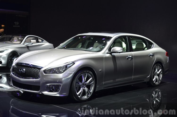 Infiniti Q70 front three quarters left close at 2015 Shanghai Auto Show