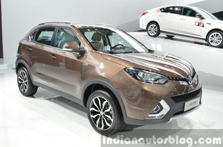 MG GS front three quarters right at 2015 Shanghai Auto Show