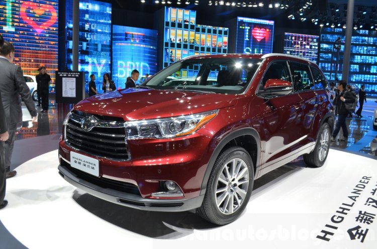 Toyota Highlander front three quarters at the 2015 Shanghai Auto Show