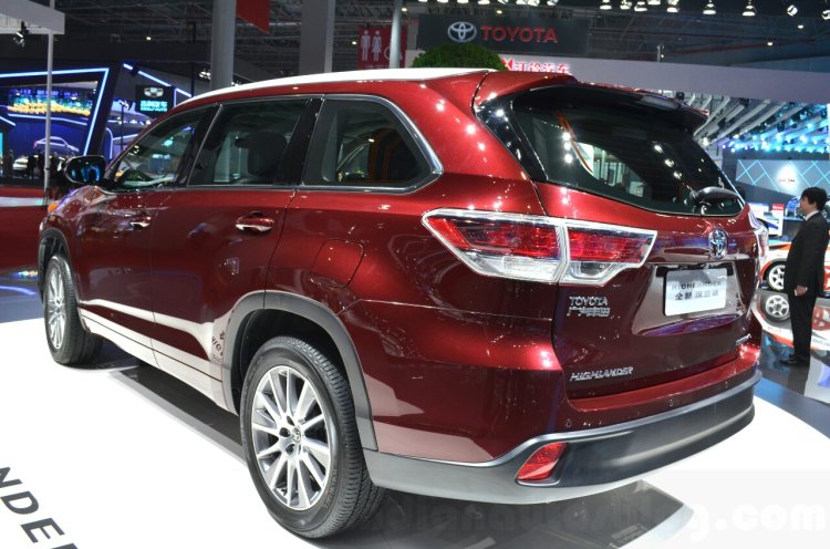 Toyota Highlander rear three quarters at the 2015 Shanghai Auto Show