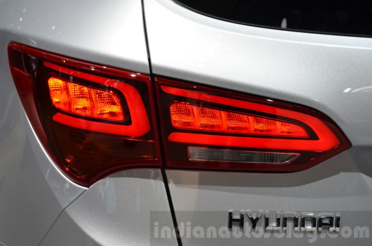 2016 Hyundai Santa Fe (facelift) tail lamp at 2016 Geneva Motor Show