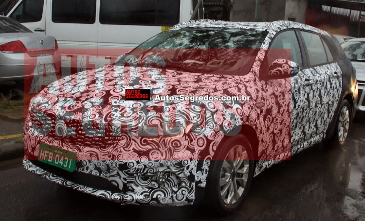 Fiat Tipo estate front three quarter spotted for the first time