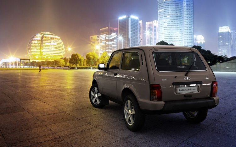 Lada 4X4 Urban rear three quarters