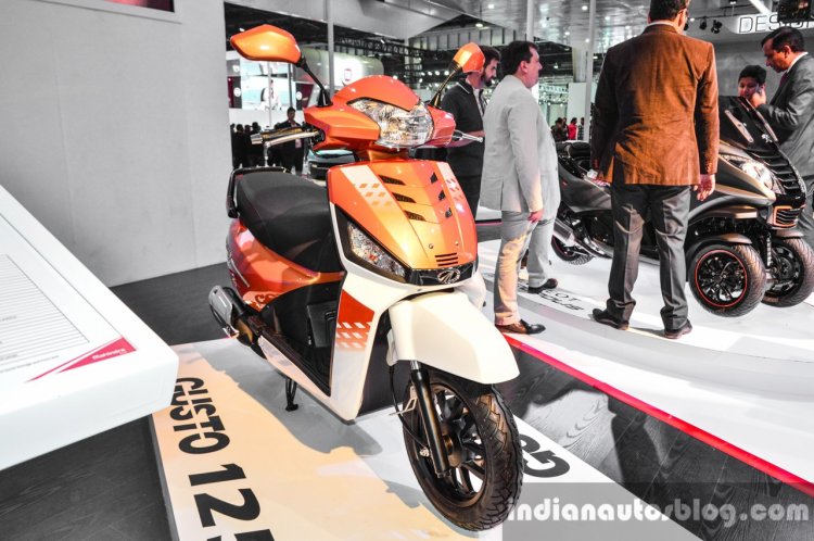 Mahindra Gusto 125 front quarter at Auto Expo 2016