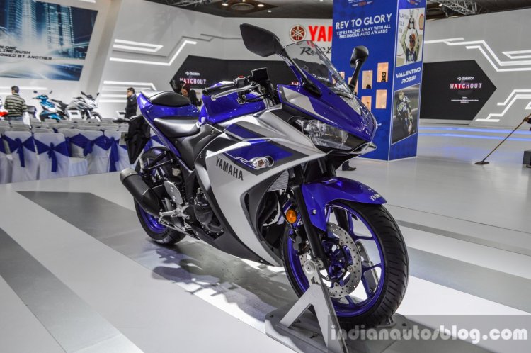 2015 Yamaha R3 front quarter at Auto Expo 2016