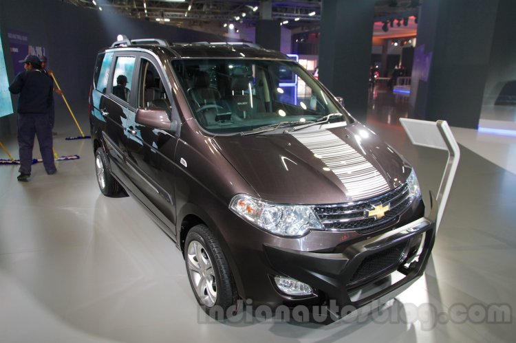 Chevrolet Enjoy special edition front left three quarter at 2016 Auto Expo