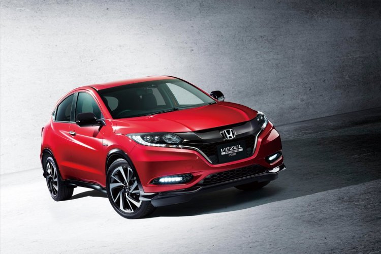 Honda Vezel Hybrid RS front three quarters