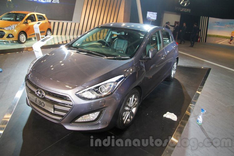 Hyundai i30 front three quarters at 2016 Auto Expo