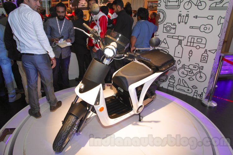 Mahindra GenZe front three quarters right