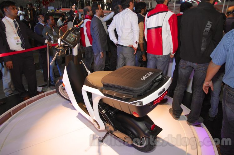 Mahindra GenZe rear three quarters left at Auto Expo 2016