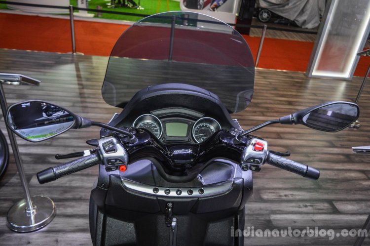 Piaggio MP3 300 Lt Sport ABS handlebar at Auto Expo 2016
