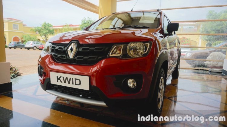 Red Renault Kwid headlamp and grille