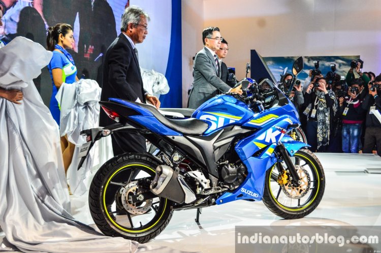 Suzuki Gixxer SF-Fi with rear disc brake side profile at Auto Expo 2016