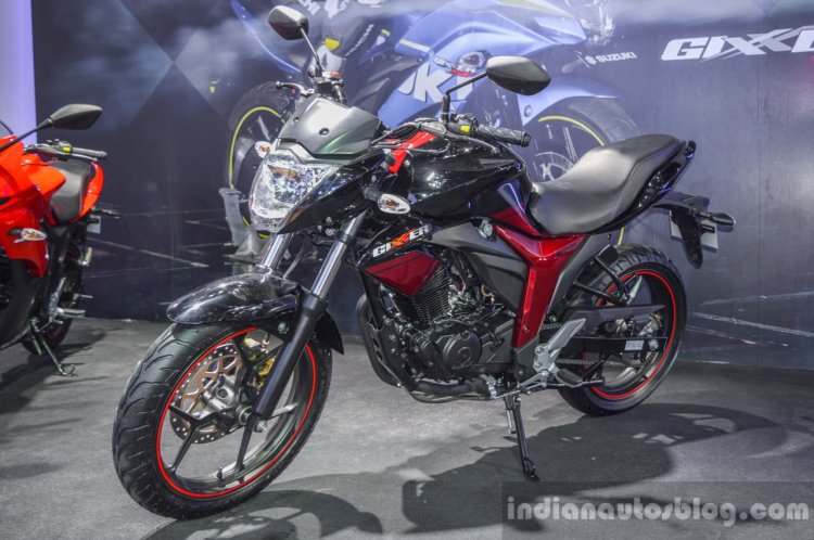 Suzuki Gixxer rear disc brake variant front quarter at Auto Expo 2016