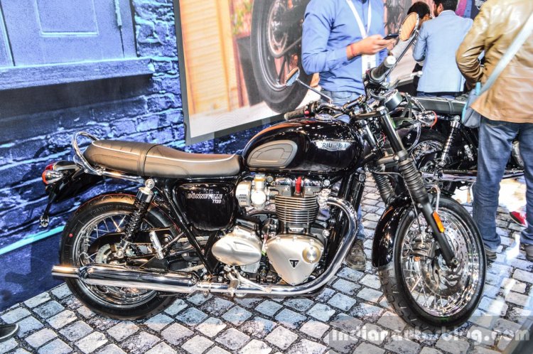 Triumph Bonneville T120 Black side