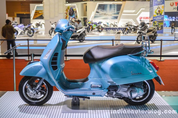 Vespa GTS 300 ABS side at Auto Expo 2016