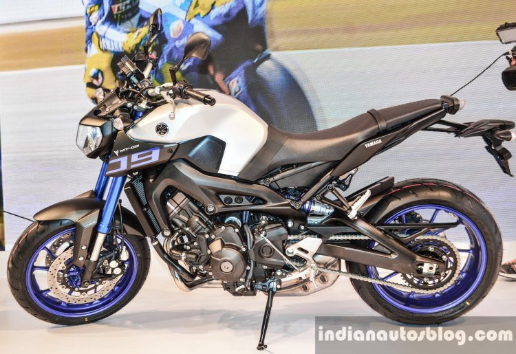Yamaha MT-09 side at Auto Expo 2016