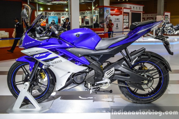 Yamaha R15 V2 Revving Blue at Auto Expo 2016