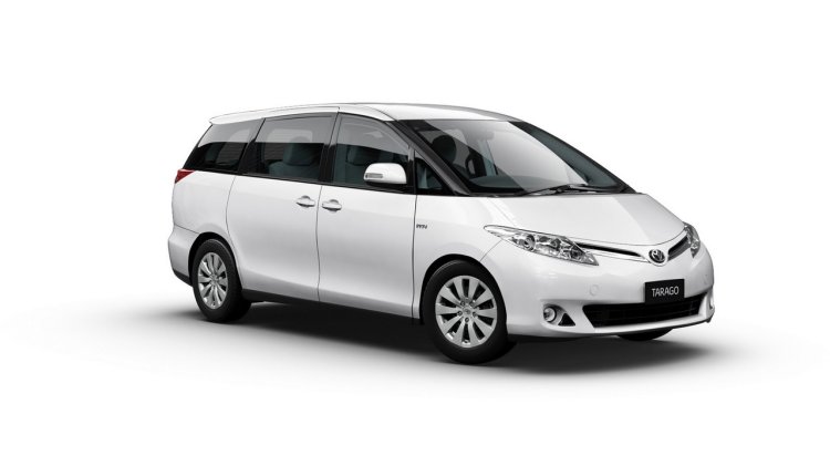 2015 Toyota Previa front three quarters