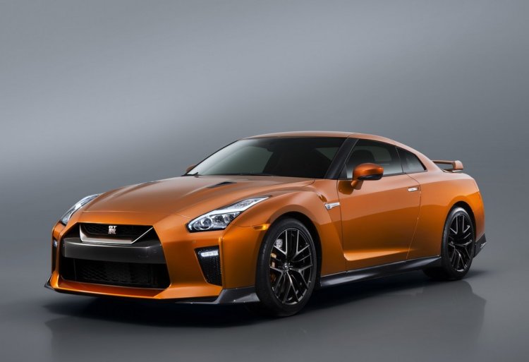 2017 Nissan GT-R front three quarters