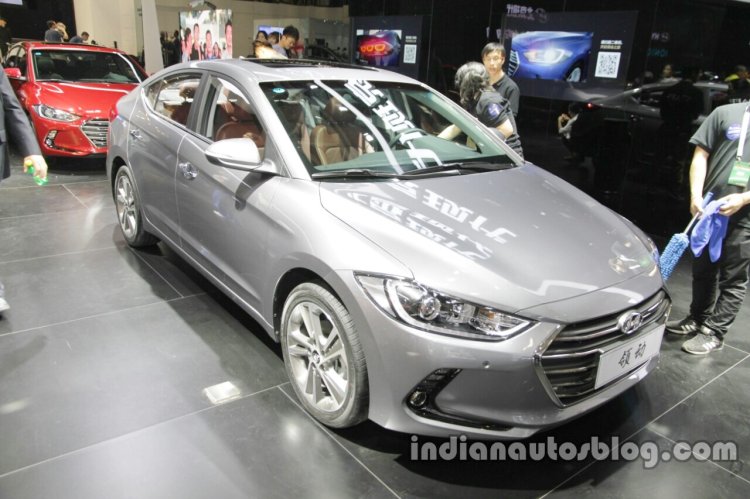 2016 Hyundai Elantra at Auto China 2016 front three quarters