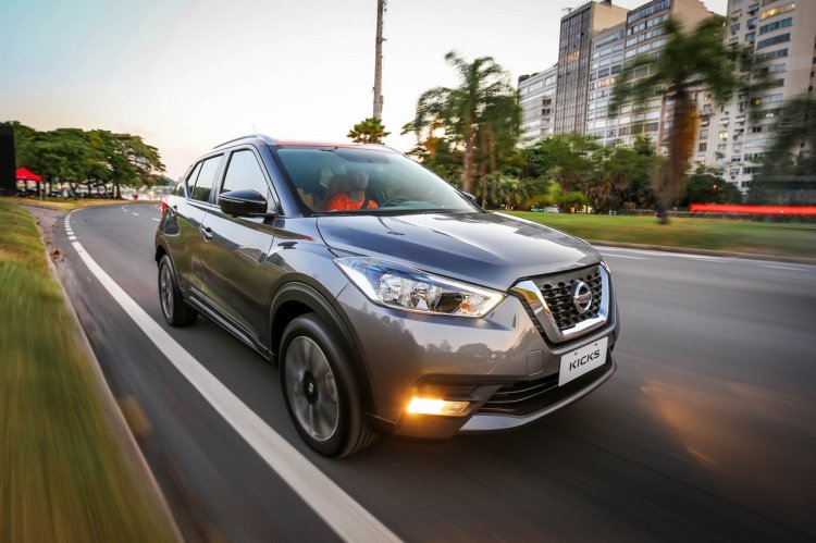 Nissan Kicks front three quarters in motion
