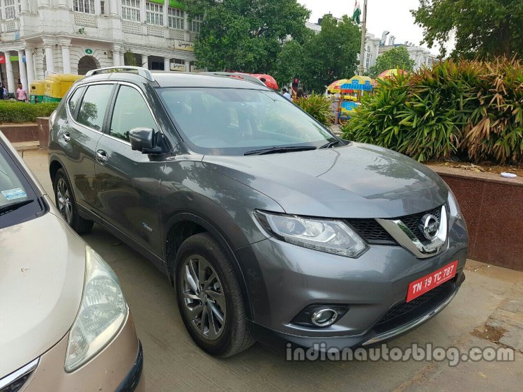 Nissan X-Trail Hybrid front three quarters spy shot