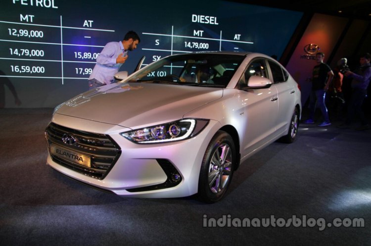 2016 Hyundai Elantra front three quarter launched in India