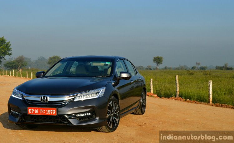 2017 Honda Accord Hybrid front three quarter far review