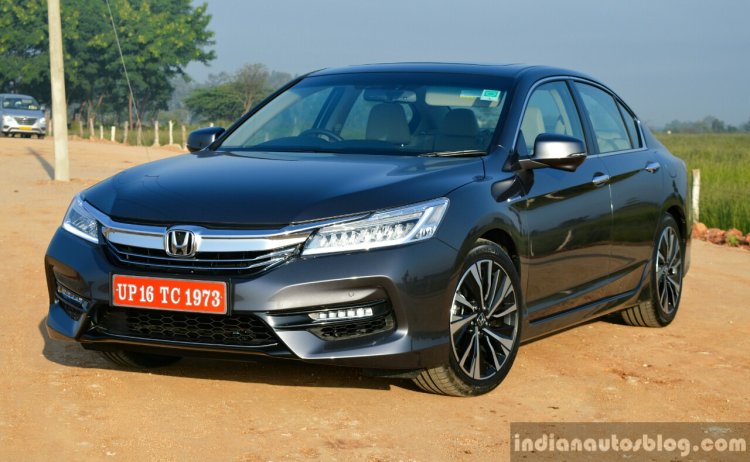 2017 Honda Accord Hybrid front three quarter left review