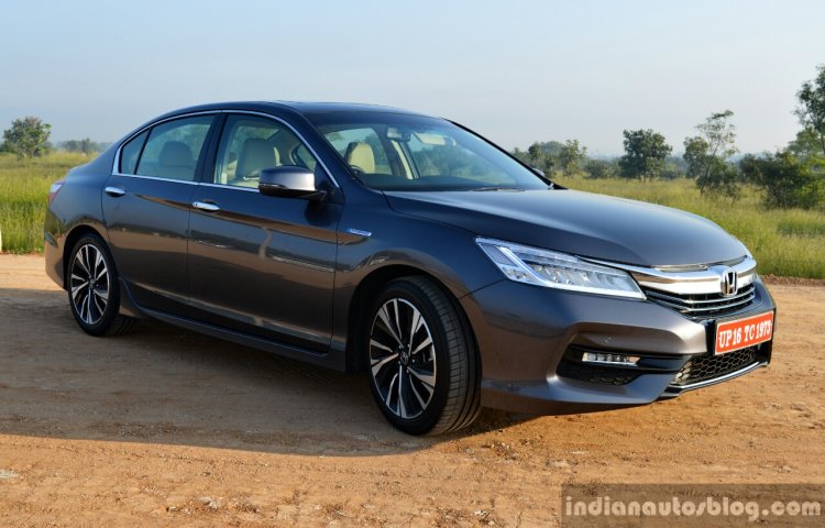 2017 Honda Accord Hybrid front three quarter right review