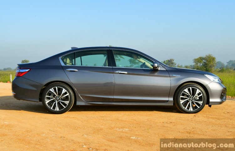 2017 Honda Accord Hybrid side review