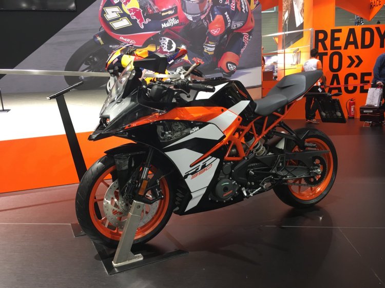 2017 KTM RC 390 new paint front quarter INTERMOT 2016