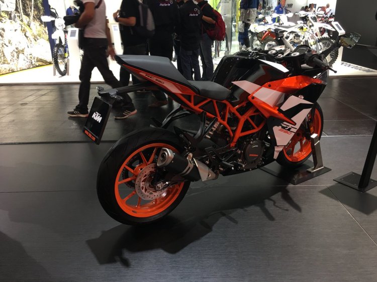 2017 KTM RC 390 new paint side INTERMOT 2016