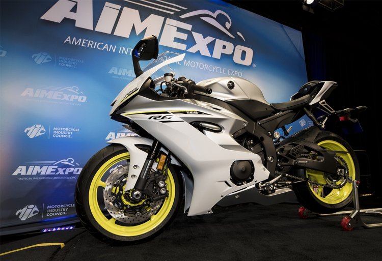 2017 Yamaha R6 front three quarers left side AIMExpo