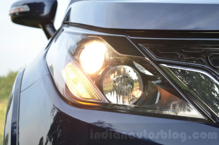 Tata Hexa XT MT headlight ON Review
