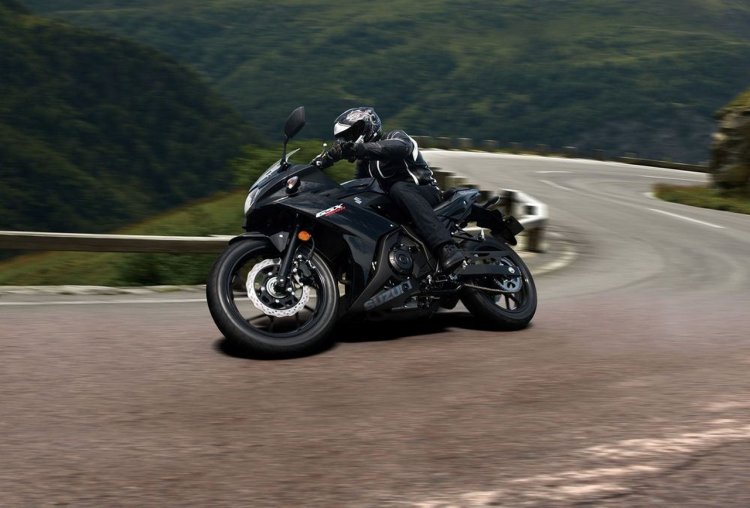 Suzuki GSX250R black front three quarter motion